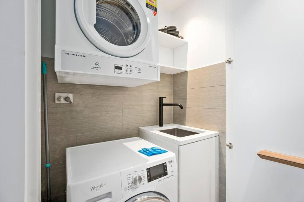 Luxury Jewel Beachfront King Apartment Gold Coast