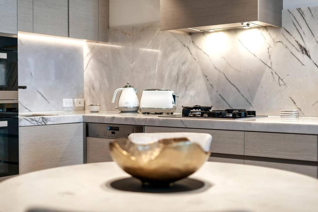 Luxury Jewel Beachfront King Apartment *